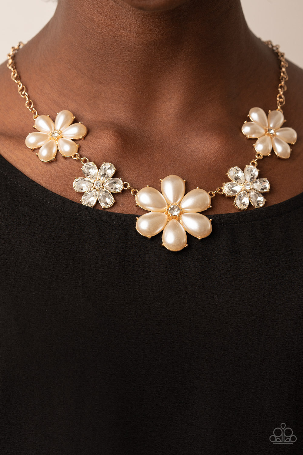 Paparazzi Accessories / Fiercely Flowering - Gold